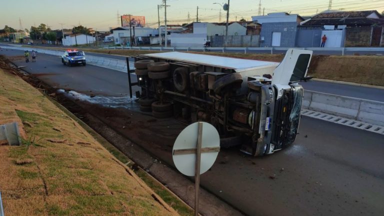 SEM FERIDOS: CAMINHÃO BAÚ TOMBA NA SAÍDA PARA GOIÂNIA, EM CATALÃO, E CAUSA TRANTORNOS AOS USUÁRIOS DA RODOVIA