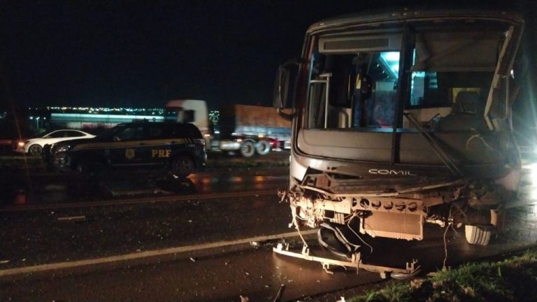 COLISÃO ENTRE ÔNIBUS E CARRETA ASSUTA ADOLESCENTES ATLETAS, EM CATALÃO