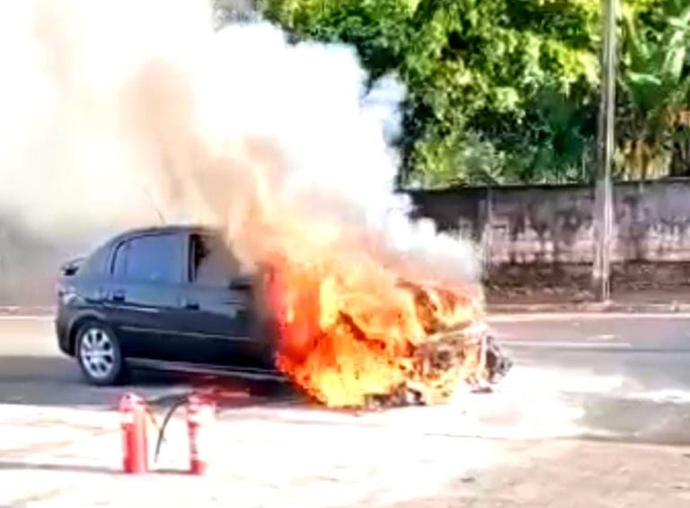 CARRO PEGA FOGO PRÓXIMO A ESCOLA NA CIDADE DE ANHANGUERA