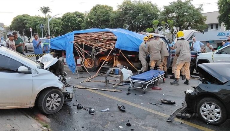 APÓS PERDER OS FREIOS, CAMINHONETE DESCE DESGOVERNADA EM MOVIMENTADA AVENIDA DE CATALÃO E BATE EM CARROS ESTACIONADOS