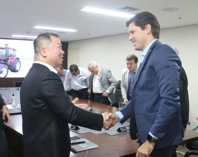 DANIEL VILELA INICIA DIÁLOGO PARA INSTALAÇÃO DE MONTADORA DE TRATORES EM GOIÁS