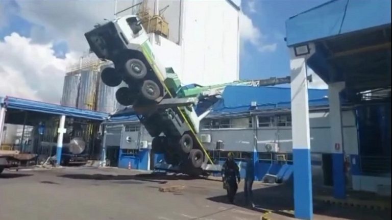 CAMINHÃO TOMBA E CAUSA VAZAMENTO DE AMÔNIA DENTRO DE EMPRESA EM GOIÂNIA