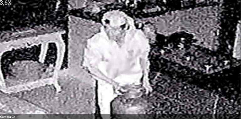 EM TRÊS RANCHOS, HOMEM É FLAGRADO EM VÍDEO FURTANDO BOTIJÃO DE GÁS, É IDENTIFICADO, PRESO PELA PM, MAS NÃO FICA DETIDO