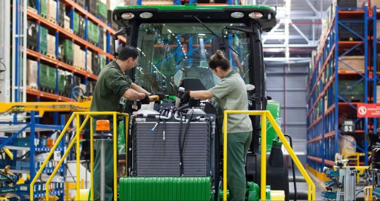 JOHN DEERE ENFRENTA QUEDA NA PRODUÇÃO DE PULVERIZADORES E REDUZ PROMOVE MAIS 50 DEMISSÕES