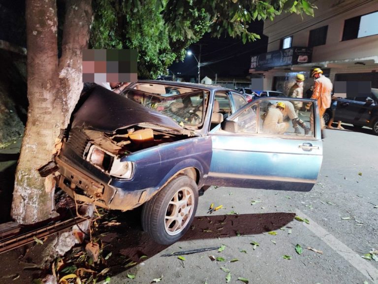 CASAL FICAM FERIDOS APÓS CONDUTORA PERDER O CONTROLE DA DIREÇÃO E BATER EM ÁRVORE, EM CATALÃO