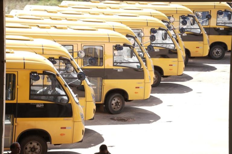 EDUCAÇÃO EM GOIÁS: CAIADO ENTREGA ÔNIBUS ESCOLAR E CHIPS DE INTERNET PARA ALUNOS DE 54 MUNICÍPIOS
