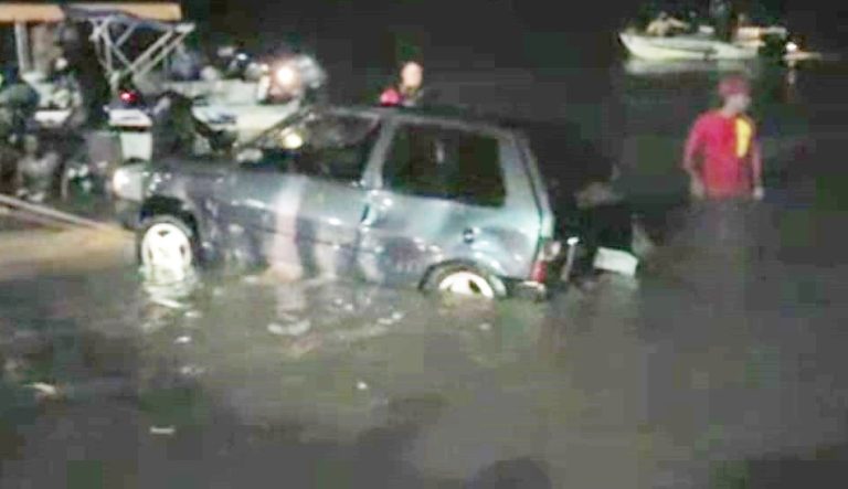 BOMBEIROS RESGATARAM CARRO E CARRETINHA QUE AFUNDOU EM ARUANÃ