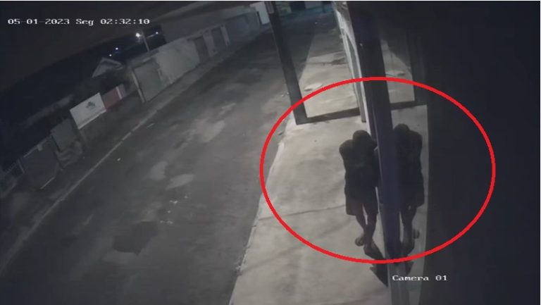 ACOMPANHANDO DE UMA MULHER, HOMEM ARROMBA PORTA E FURTA VÁRIOS PRODUTOS DE LOJA EM CATALÃO