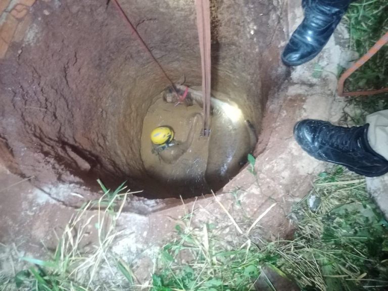 BOMBEIROS DE CATALÃO RESGATAM ÉGUA DE CISTERNA EM CATALÃO