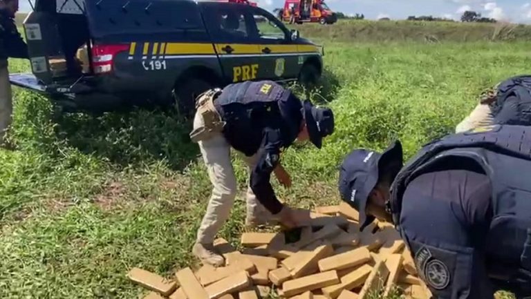 TRAFICANTES FOGEM DA POLÍCIA, CARRO CAPOTA, E DROGA FICA ESPALHADA NAS MARGENS DE RODOVIA EM GOIÁS