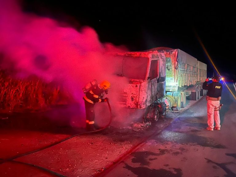 INCÊNDIO DESTRÓI CAMINHÃO COM DOIS SEMI-REBOQUES NA BR-050