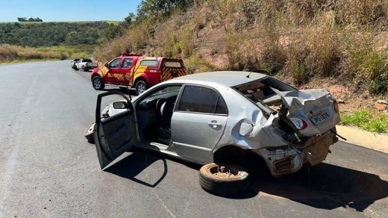 FUGA DO RESPONSÁVEL: CARRETA COLIDE COM VEÍCULO E CAUSA A MORTE DE DUAS CRIANÇAS NA BR-158, EM GOIÁS