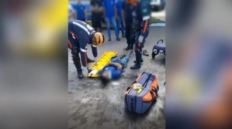 VÍDEO DE SOCORRISTA DO SAMU ESCORREGANDO E CAINDO EM CIMA DE PACIENTE VIRALIZA NA INTERNET