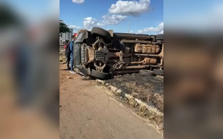 VÍDEO MOSTRA POLICIAIS SENDO AUXILIADO POR POPULARES APÓS VIATURA DO CPE CAPOTAR EM APARECIDA DE GOIÂNIA