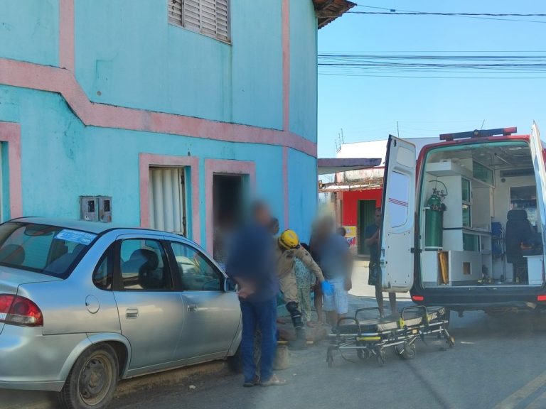 PROPRIETÁRIO ESQUECE DE PUXAR O FREIO DE MÃO E HOMEM É ATROPELADO POR CARRO DESGOVERNADO NA PORTA DE CASA, EM CATALÃO