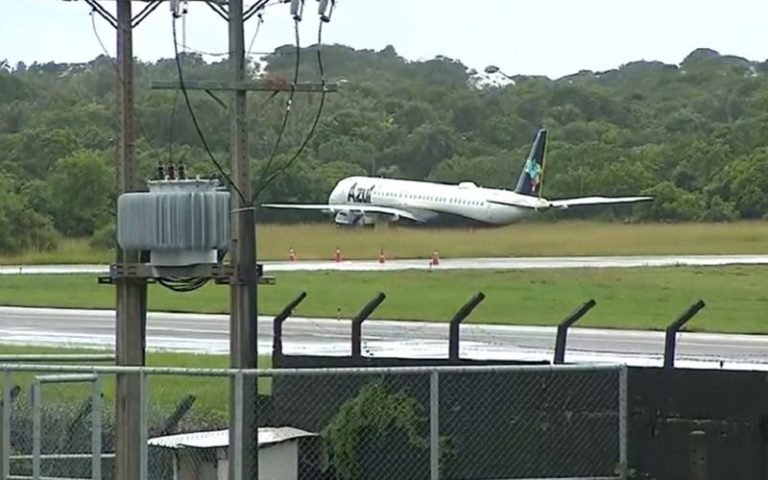 AVIÃO DA AZUL LINHAS AÉREAS DERRAPA E PARA EM MATAGAL DURANTE O POUSO EM SALVADOR