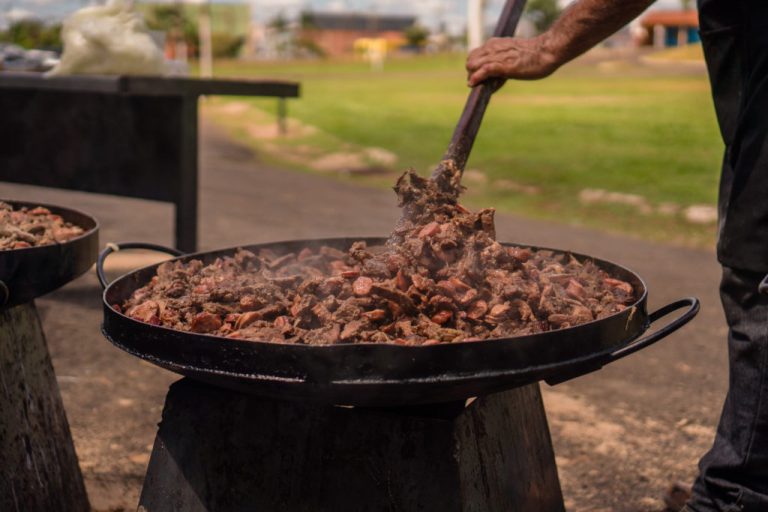 FESTA DA PECUÁRIA: EXPO CATALÃO INOVA COM A PRIMEIRA EDIÇÃO DA QUEIMA DO ALHO APÓS O DESFILE DE COMITIVAS