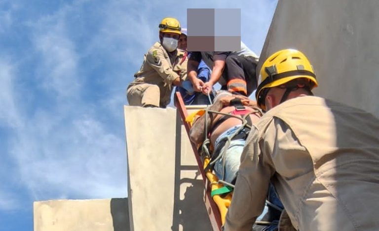 BOMBEIROS RESGATAM PEDREIRO APÓS QUEDA DE TELHADO DE OBRA, EM CATALÃO