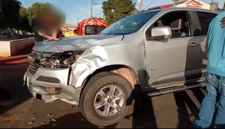 ACIDENTE NO CENTRO DE CATALÃO DEIXA DUAS PESSOAS FERIDAS APÓS COLISÃO ENTRE CAMINHONETE E MOTOCICLETA