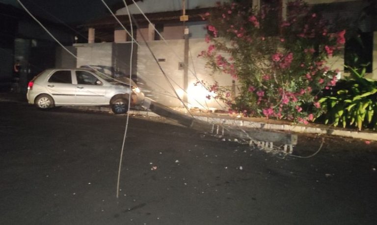 CARRO DESGOVERNADO ATINGE E DERRUBA POSTE DE ILUMINAÇÃO EM CATALÃO