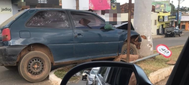 IDOSO COLIDE PROPOSITALMENTE CONTRA PALMEIRA DE MOVIMENTADA AVENIDA DE CATALÃO APÓS CARRO APRESENTAR FALHAS NOS FREIOS