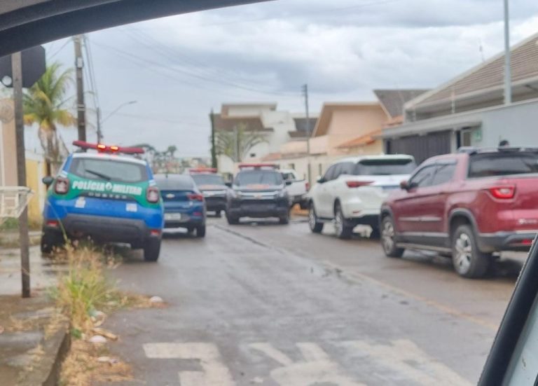 VIOLÊNCIA EM CATALÃO: CASAL É RESGATADO EM CATIVEIRO EM UBERLÂNDIA-MG APÓS ROUBO DE CARROS DE LUXO