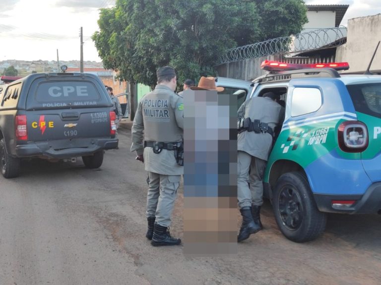 POLÍCIA PRENDE IDOSO ARMADO APÓS ELE FAZER DISPAROS EM RUA DE CATALÃO