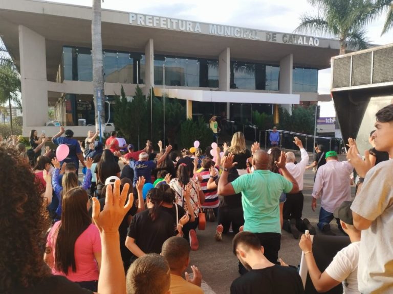 AJOELHADOS EM FRENTE A PREFEITURA DE CATALÃO, EVANGÉLICOS ORARAM PELA RECUPERAÇÃO DE ADIB ELIAS NA 12ª MARCHA PARA JESUS