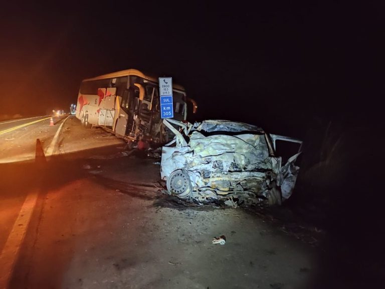 ACIDENTE FATAL NA REGIÃO CENTRAL DE GOIÁS: CINCO MORTOS EM COLISÃO ENTRE ÔNIBUS E DOIS CARROS DE PASSEIO
