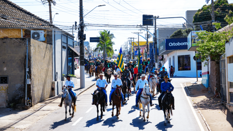 DESFILE DAS COMITIVAS MARCA INÍCIO DA EXPOSIÇÕES AGROPECUÁRIA DE CATALÃO