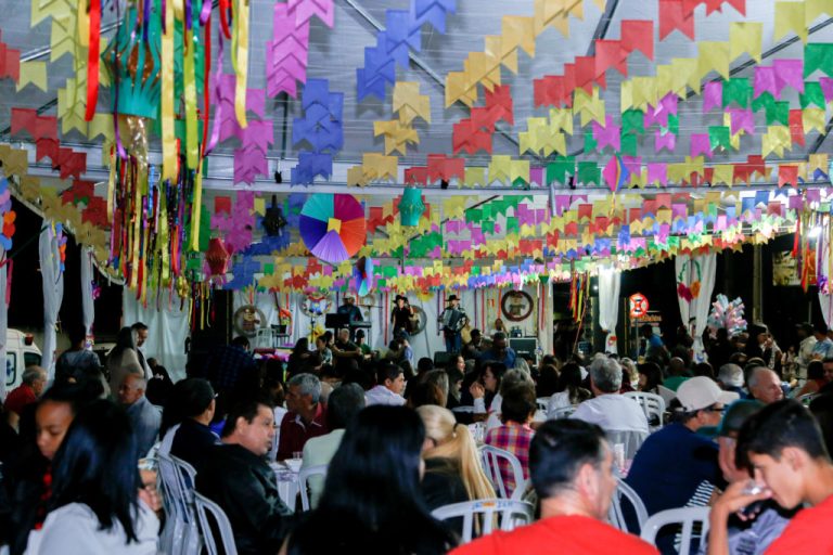 CASAL DE FESTEIROS DA FESTA DO ROSÁRIO 2023, THADEU AGUIAR E HANNAYAMA NOGUEIRA, CONVOCAM CATALANOS PARA A ÚLTIMA NOITE DA FESTA DA AMIZADE