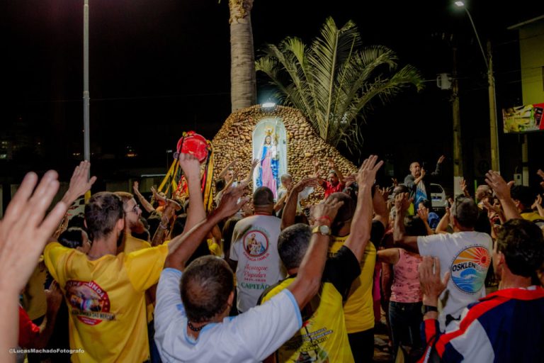 CASAL DE FESTEIROS E DEVOTOS CELEBRAM A VOLTA DA IMAGEM DE NOSSA SENHORA DO ROSÁRIO À GRUTA DO LARGO DO ROSÁRIO