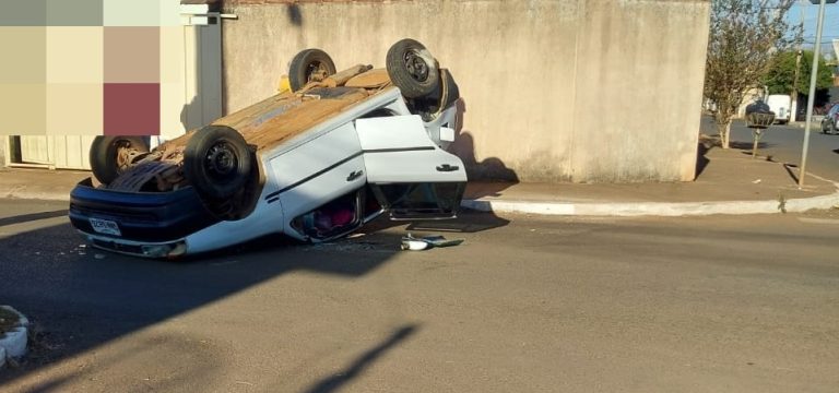 COLISÃO EM OUVIDOR CAUSA CAPOTAMENTO, MAS NINGUÉM FICA FERIDO