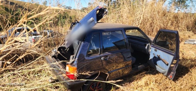 CARRO SAI DA PISTA NA GO-210 ENTRE CATALÃO E GOIANDIRA APÓS PNEU ESTOURAR