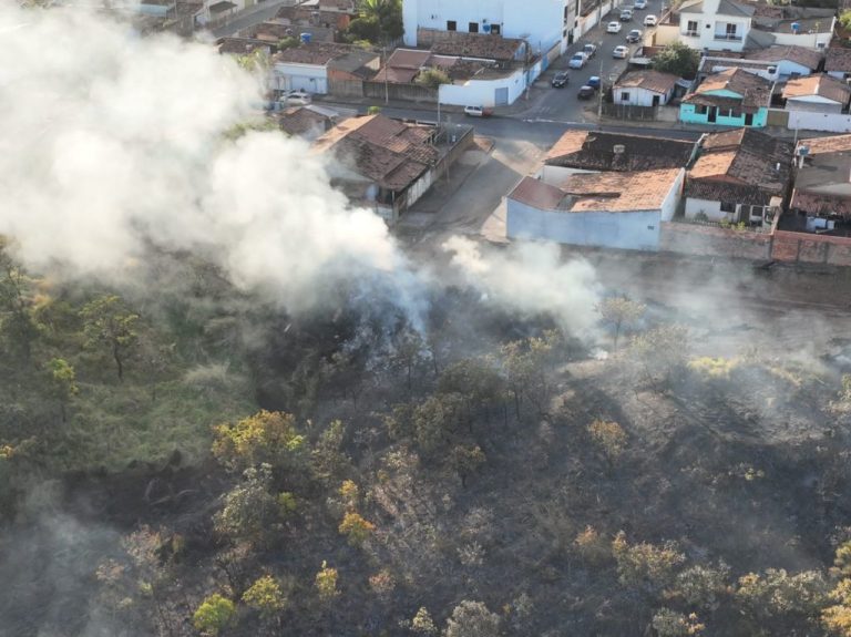 BOMBEIROS LUTAM POR MAIS DE TRÊS HORAS PARA CONTER INCÊNDIO NO PASTO DO PEDRINHO; QUEIMADAS AUMENTAM SIGNIFICATIVAMENTE EM CATALÃO