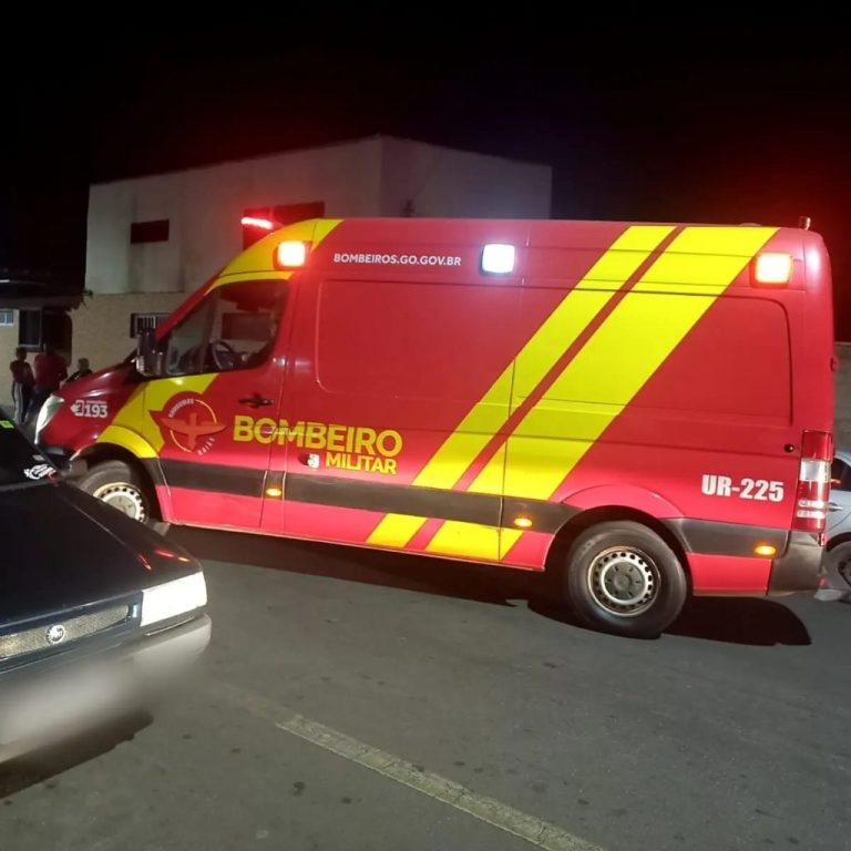 MOTOCICLISTA DE 44 ANOS É SOCORRIDO PELOS BOMBEIROS APÓS VIOLENTA COLISÃO COM POSTE EM CATALÃO