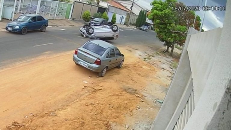 VEÍCULO TOMBA EM CALDAS NOVAS APÓS MOTORISTA BATER NA TRASERIA DE CARRO PARADO
