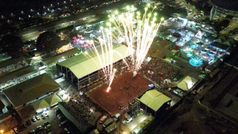 CERCA DE 15 MIL PESSOAS PARTICIPARAM DA ABERTURA DO RODEIO; PECUÁRIA DE CATALÃO SEGUE ATÉ O FINAL DE SEMANA