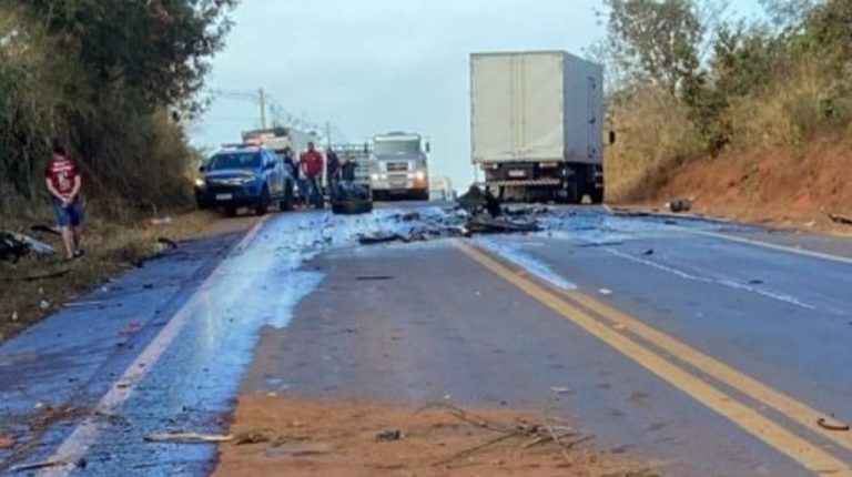 MOTORISTA DE CARRO DE PASSEIO MORRE AO BATER COM CAMINHÃO NA GO-020 ENTRE PIRES DO RIO E PALMELO