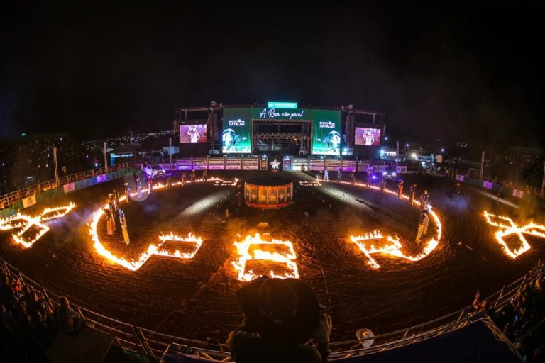 PEÃO MACIEL SANTANA, DE IBIRATAIA-BA, CONQUISTA O TÍTULO NA ETAPA DO RODEIO PRB BRASIL EM CATALÃO; SHOWS RETORNAM HOJE COM GUILHERME E SANTIAGO E DI PAULO E PAULINO