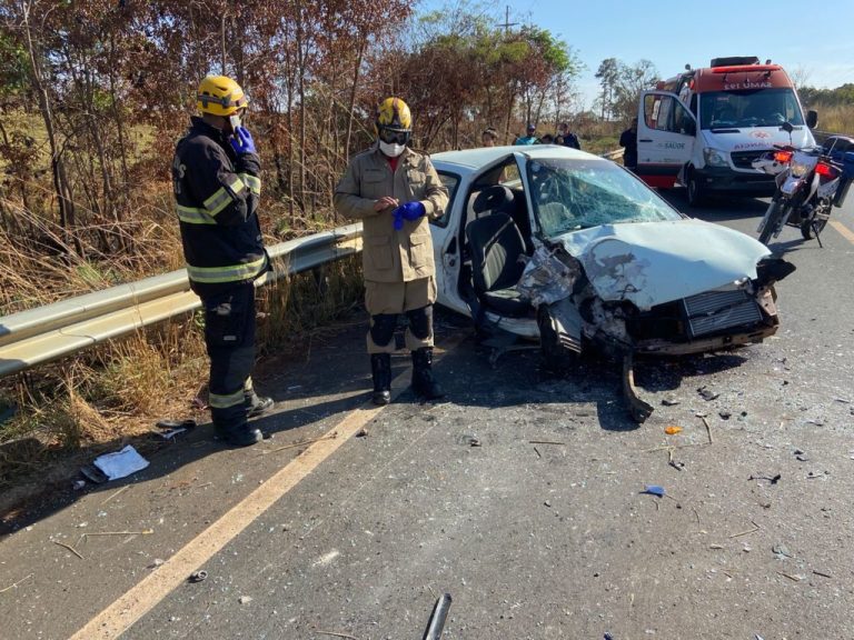 ACIDENTE DE TRÂNSITO EM CALDAS NOVAS DEIXA VÍTIMAS PRESAS NAS FERRAGENS