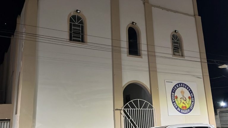 FESTA DO ROSÁRIO DE CATALÃO: ESFORÇOS SÃO PARA A REMOÇÃO DE CABOS PARA DEIXAR CAMINHO LIVRE NA TRADICIONAL SUBIDA DA SANTA NA MISSA DE COROAÇÃO