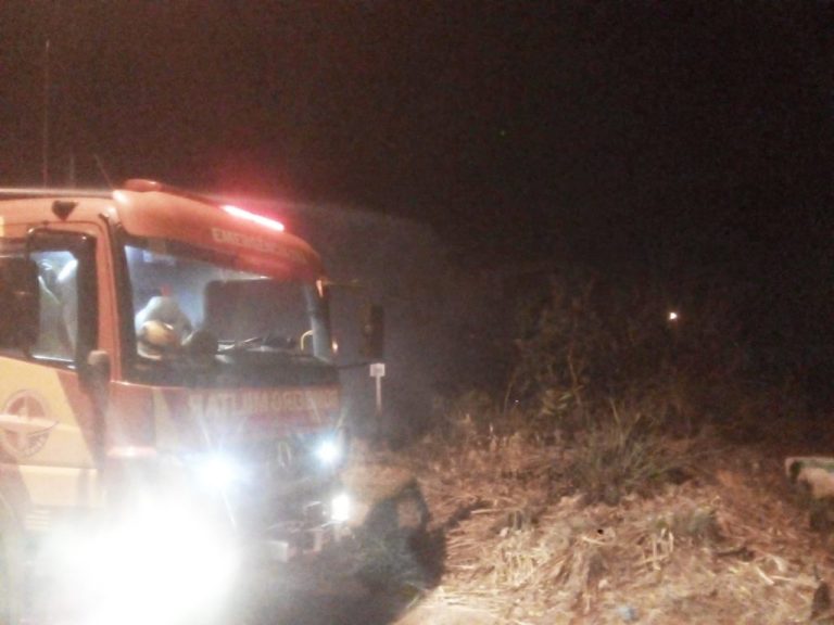 INCÊNDIO AMEAÇA BARRACO EM CONSTRUÇÃO, MAS BOMBEIROS IMPEDEM QUE CHAMAS CONSUMISSE IMÓVEL