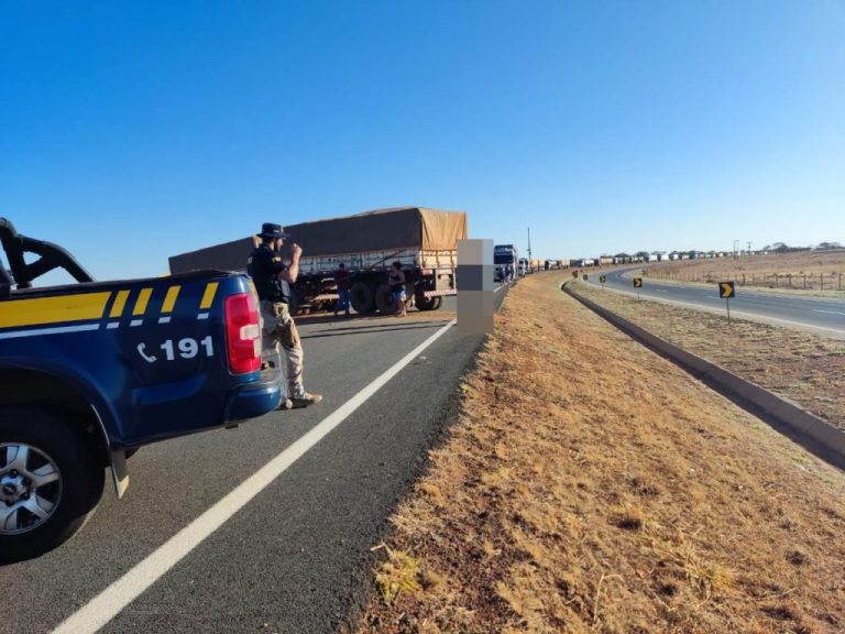 APÓS ACIDENTE COM CARRETA QUE INTERDITOU TRECHO DA BR-050, PRF DE CATALÃO PRENDE MOTORISTA POR SER REPROVADO NO BAFÔMETRO