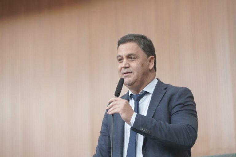 LÍDER DO GOVERNO NA ALEGO, DEPUTADO WILDE CAMBÃO ELOGIA JAMIL CALIFE PELO PROJETO DE DUPLICAÇÃO DA GO-330