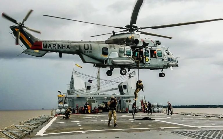 HELICÓPTERO DA MARINHA SOFRE QUEDA MATANDO DOIS MILITARES E DEIXANDO NOVE FERIDOS