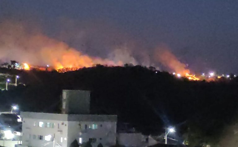 CHAMAS CONSOMEM NOVAMENTE O PASTO DO PEDRINHO: ÁREA DE PRESERVAÇÃO AMBIENTAL É ATINGIDA POR INCÊNDIOS RECORRENTES