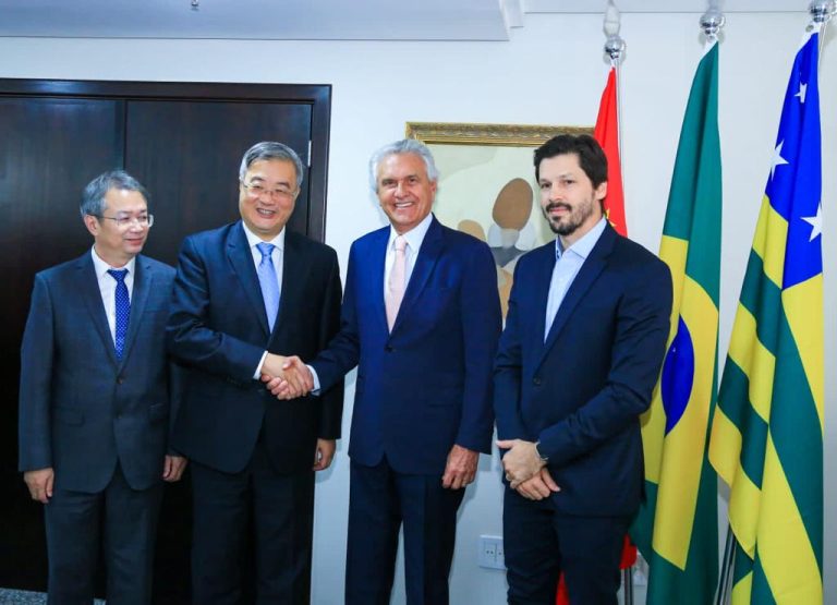 CAIADO ANUNCIA INVESTIMENTOS DE GRANDES EMPRESAS DA CHINA; FÁBRICA DE BATERIAS EM CATALÃO TAMBÉM ESTÁ PREVISTA NOS INVESTIMENTOS