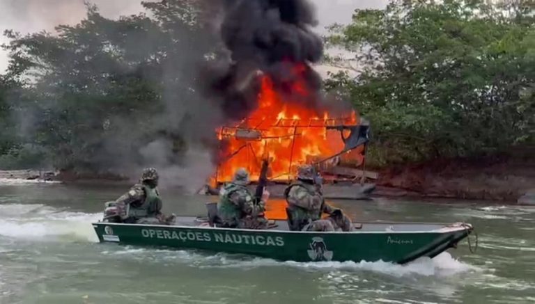 OPERAÇÃO CONTRAÇÃO GARIMPO ILEGAL: EQUIPES AMBIENTAIS COMBATEM EXTRAÇÃO ILEGAL DE OURO NO RIO CORUMBÁ, EM PIRES DO RIO