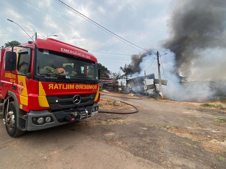 DEPÓSITO DE MATERIAIS RECICLÁVEIS EM CATALÃO FOI ALVO DE INCÊNDIO DE GRANDES PROPORÇÕES